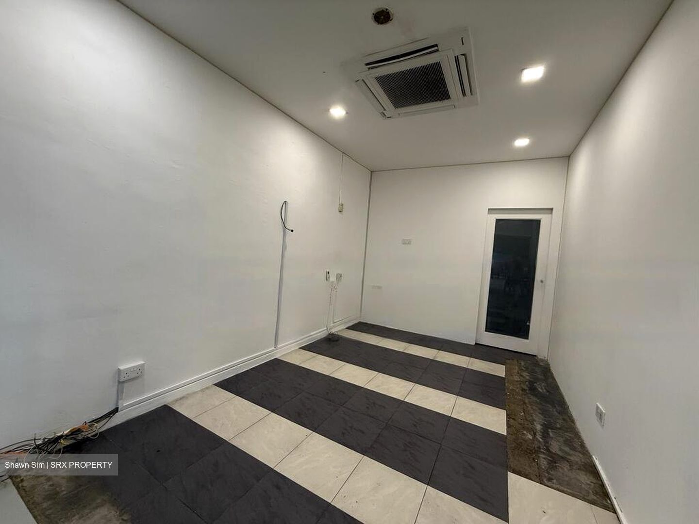 Chong Pang City (D27), Shop House #567472691